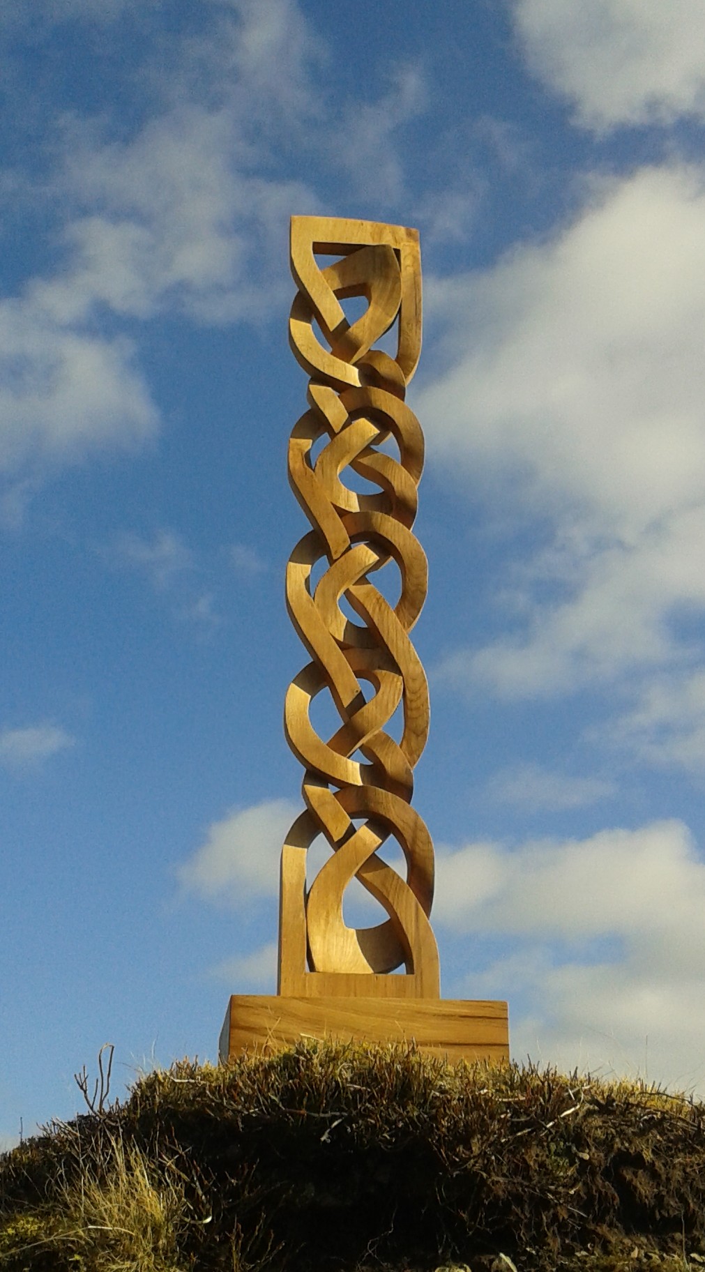 celtic knotwork column, custom-made, hand carved, Scottish oak, outdoor sculpture, locally sourced wood, celtic knot,